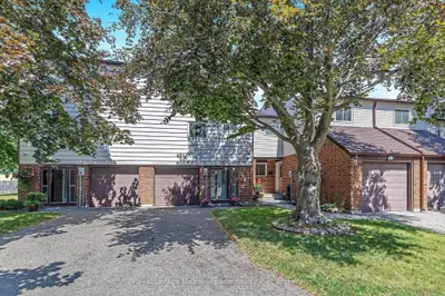 Condo Townhouse in Milton