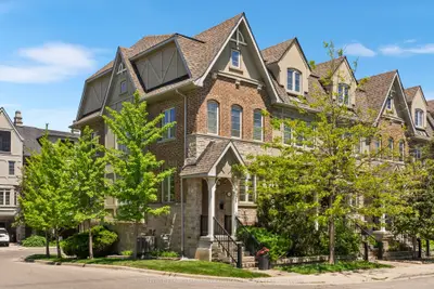 Att/Row/Townhouse in Toronto
