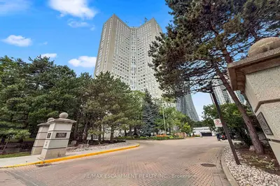 3650 Kaneff Crescent 2804, Mississauga, On L5a 4a1