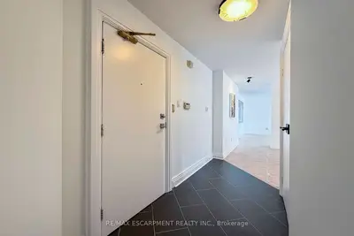 3650 Kaneff Crescent 2804, Mississauga, On L5a 4a1