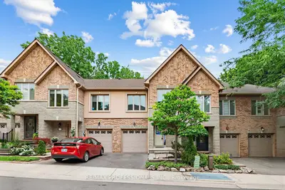 Att/Row/Townhouse in Toronto