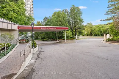 1300 Islington Avenue 2208, Toronto, On M9a 5c4