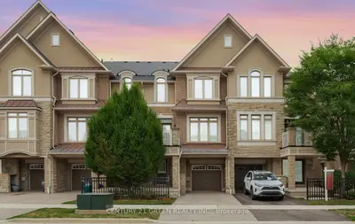 Att/Row/Townhouse in Oakville