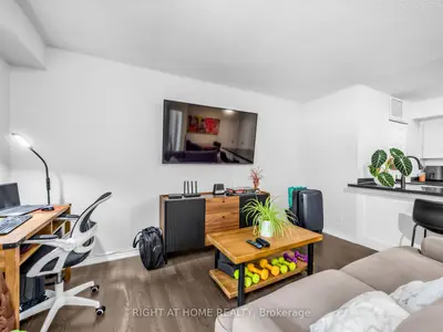 95 The Queensway 61, Toronto, On M6s 5a7