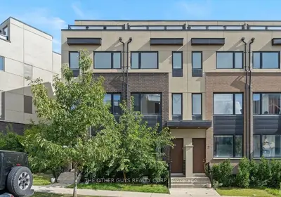 Att/Row/Townhouse in Toronto