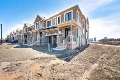 Att/Row/Townhouse in Oakville