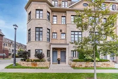 Att/Row/Townhouse in Oakville