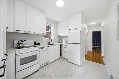 28 Aldgate Avenue, Toronto, On M8y 3l6