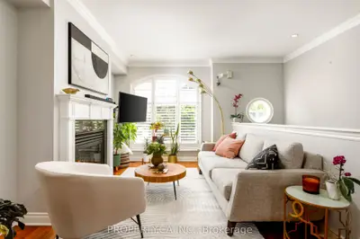 Att/Row/Townhouse in Toronto