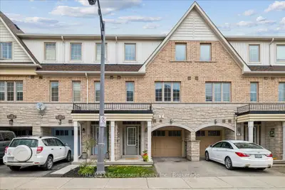 Att/Row/Townhouse in Oakville
