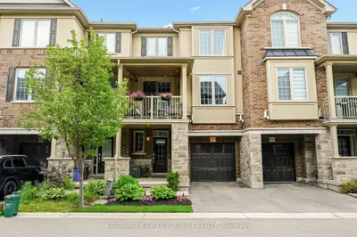 Att/Row/Townhouse in Oakville