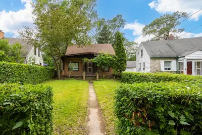 7 Saunders Crescent, Toronto, On M8y 2p7