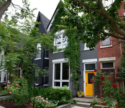 Att/Row/Townhouse in Toronto
