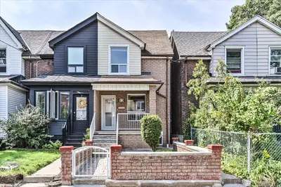 Att/Row/Townhouse in Toronto