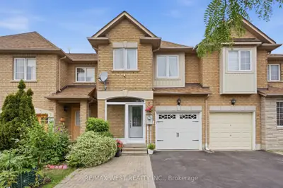 Att/Row/Townhouse in Toronto