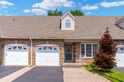 Condo Townhouse in Burlington