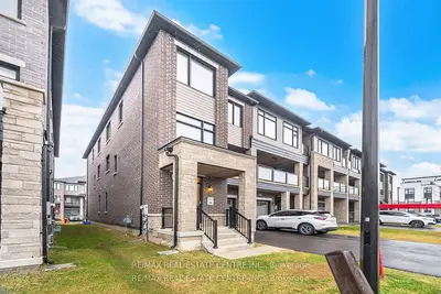 Att/Row/Townhouse in Milton
