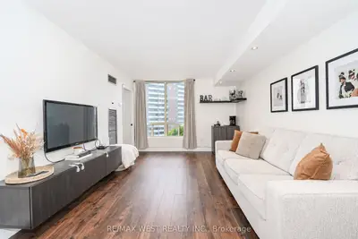 3 Hickory Tree Road 907, Toronto, On M9n 3w5