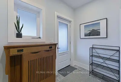 23 Radford Avenue 3rd Fl, Toronto, On M6r 1z5