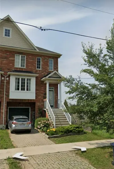 Att/Row/Townhouse in Toronto