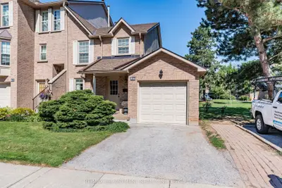 Condo Townhouse in Oakville