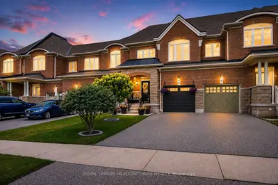 Att/Row/Townhouse in Milton