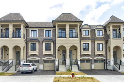 Att/Row/Townhouse in Oakville