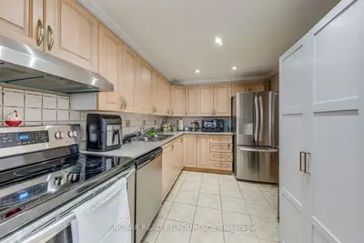 11 Wincott Drive 810, Toronto, On M9r 2r9