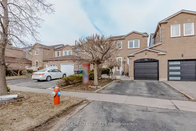 Att/Row/Townhouse in Brampton