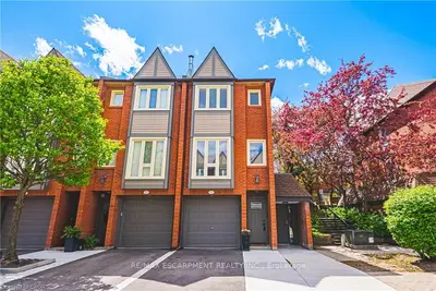 Condo Townhouse in Burlington