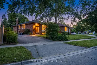 35 Barkwin Drive, Toronto, On M9v 2w4