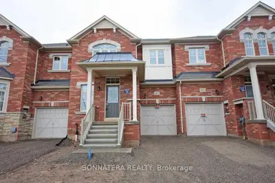 Att/Row/Townhouse in Oakville