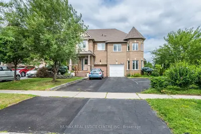 Att/Row/Townhouse in Mississauga