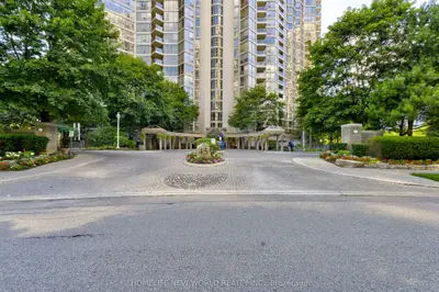 45 Kingsbridge Garden Circle 2704, Mississauga, On L5r 3k4