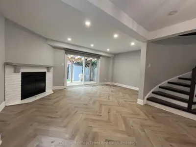 Att/Row/Townhouse in Oakville