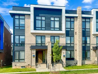 Att/Row/Townhouse in Oakville