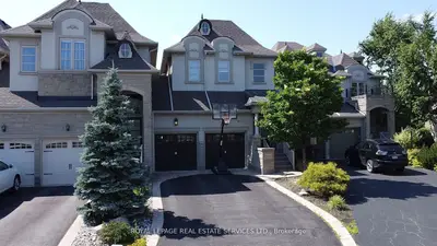 Att/Row/Townhouse in Oakville