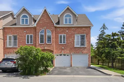 Condo Townhouse in Burlington