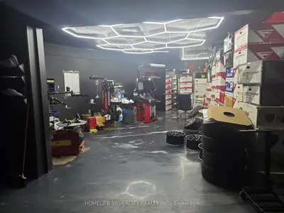 37 Kodiak Crescent 16, Toronto, On M3j 3g5