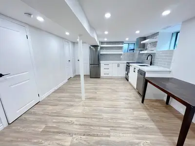 3 Roblocke Avenue Lower, Toronto, On M6g 3r6