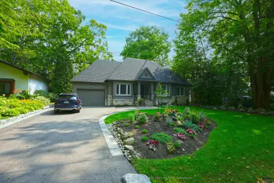 1413 Queen Victoria Avenue, Mississauga, On L5h 3h2