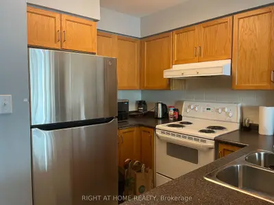 156 Enfield Place 906, Mississauga, On L5b 4l8