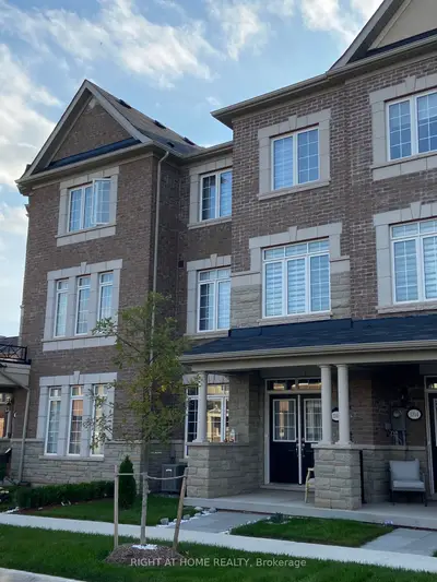Att/Row/Townhouse in Oakville