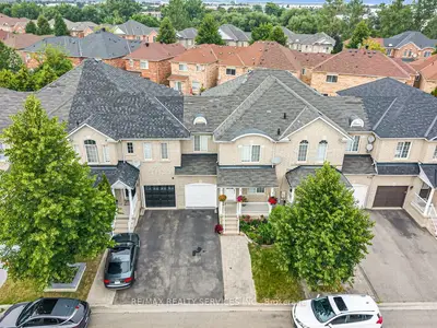 Att/Row/Townhouse in Brampton