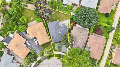 18 Spencely Court, Toronto, On M9p 1n5
