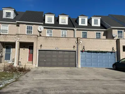 Att/Row/Townhouse in Oakville