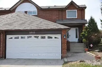 Att/Row/Townhouse in Oakville