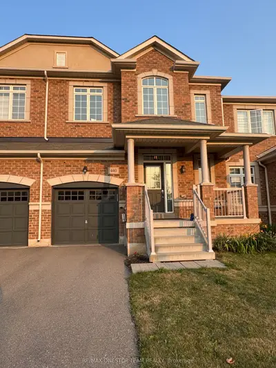 Att/Row/Townhouse in Oakville
