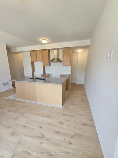 Att/Row/Townhouse in Brampton