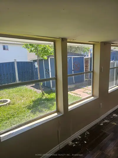 6 Gold Finch Court, Brampton, On L6s 2k7